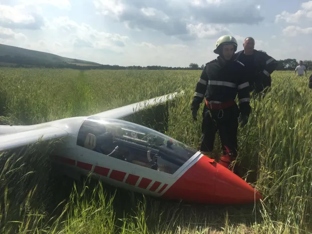 Femeie în planor, aterizare forţată la Reci