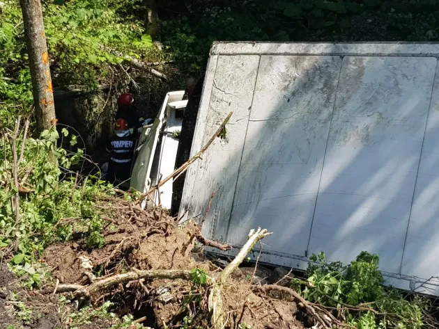 Un tir plin cu carne, în râpă pe DN1