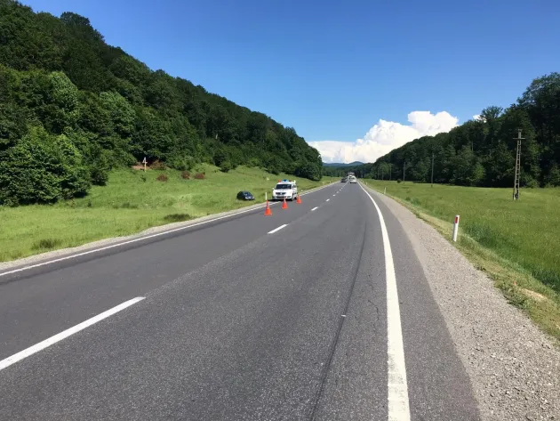 Un şofer de 73 de ani a „tăiat” în diagonală şoseaua şi s-a oprit în şanţ