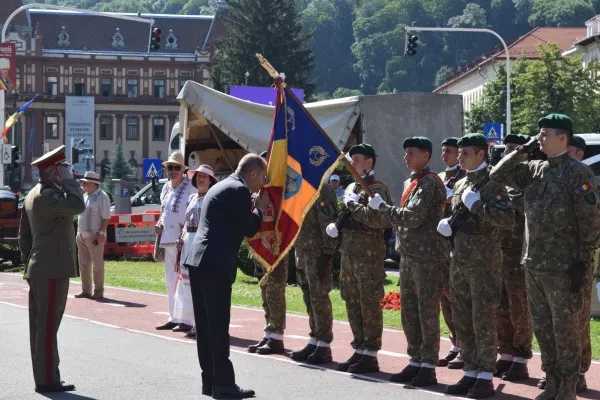 Oficialii braşoveni au sărutat ieri drapelul naţional