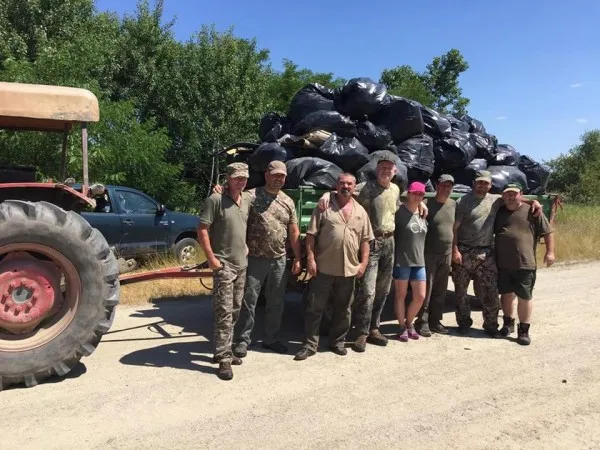 Două remorci cu deşeuri adunate de pe digurile Oltului