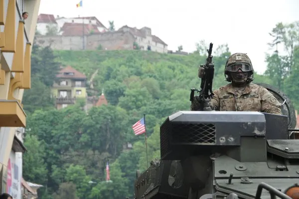 Scenariu „trăsnit”: Colonizaţi de americani, dar fără Scripcaru, Boc şi Tişe