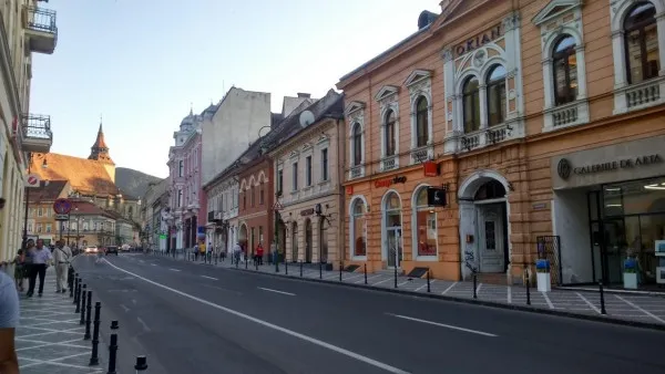 Pietonalul Piaţa Sfatului pe strada Mureşenilor  
