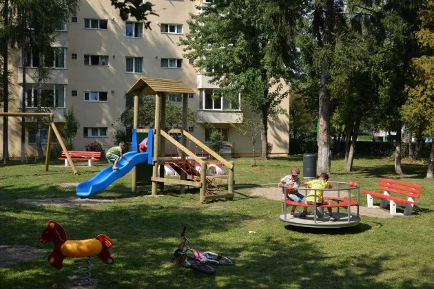 Mobilier de 2,27 milioane de lei pentru locurile de joacă. „Lista de cumpărături” include 190 de leagăne şi 20 de tobogane