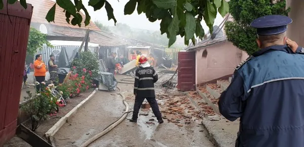 Incendiu pe furtună, la Bod. Două case au luat foc