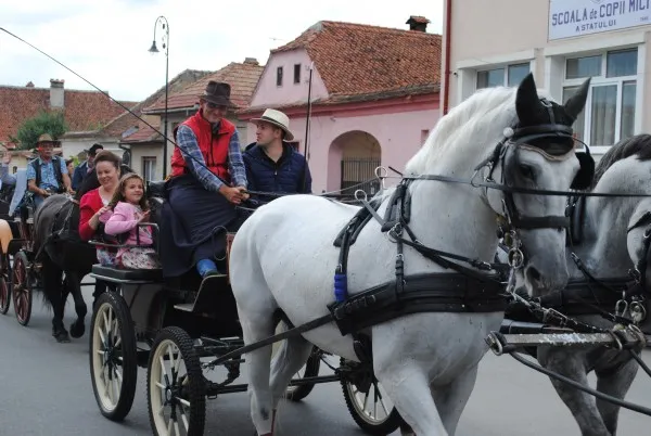 Râșnovul a intrat în sărbătoare: Tradiționala paradă a deschis cea mai importantă sărbătoare a orașului
