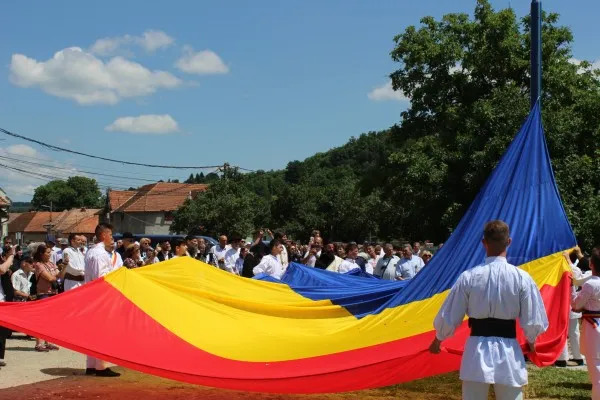 Cel mai mare steag din Braşov, arborat la Şinca Nouă