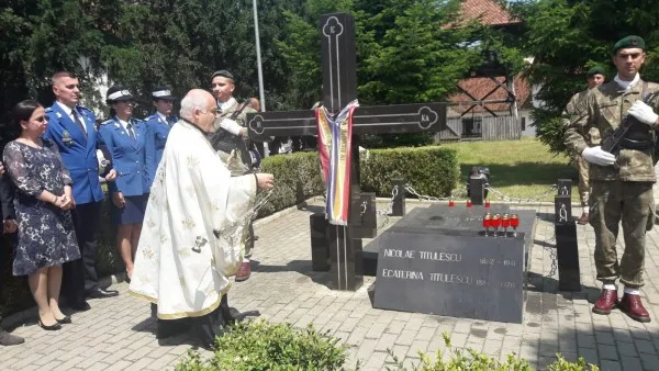 Cursurile pentru tinerii diplomaţi, de la Braşov, deschise sâmbătă, la mormântul ilustrului diplomat român Nicolae Titulescu