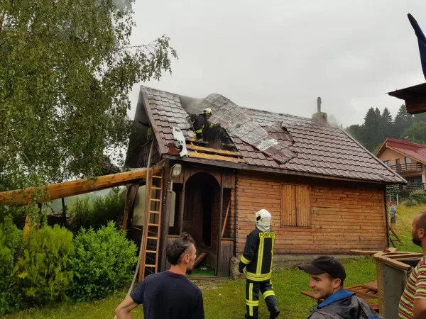 Incendiu şi la Vulcan. Arde o cabană, focul a pornit tot de la acoperiş