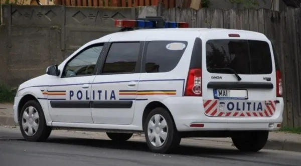 Nervos din cauza amenzii, a aruncat cu pietre în mașina poliției