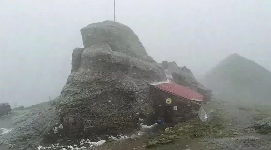 Ninsoare la Vârful Omu. S-a mai întâmplat doar acum 9 ani