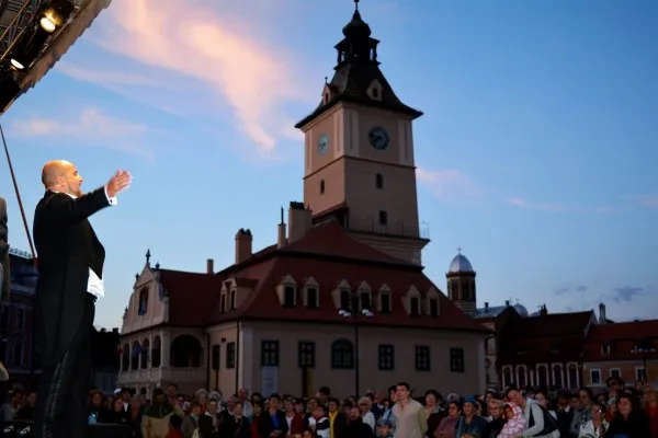 „Fascinaţia Operei” – spectacol grandios în Piaţa Sfatului, sâmbătă