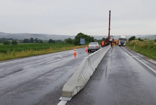 A fost reluată montarea parapetelor „New Jersey” pe DN 1