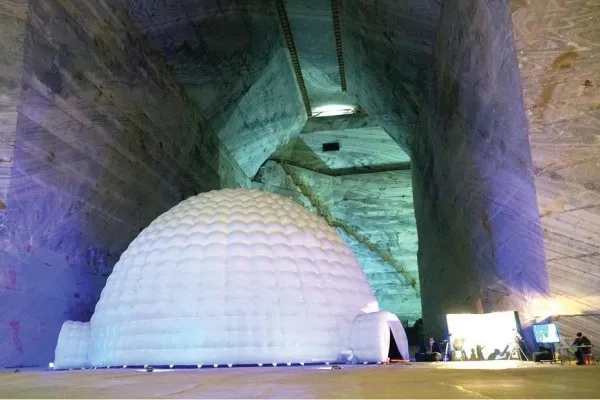 Vecinii din Prahova ne iau faţa cu un planetariu amenajat „în adâncuri”. Acesta este mai mare şi are o tehnologie mai bună faţă de cea de la Zoo Braşov