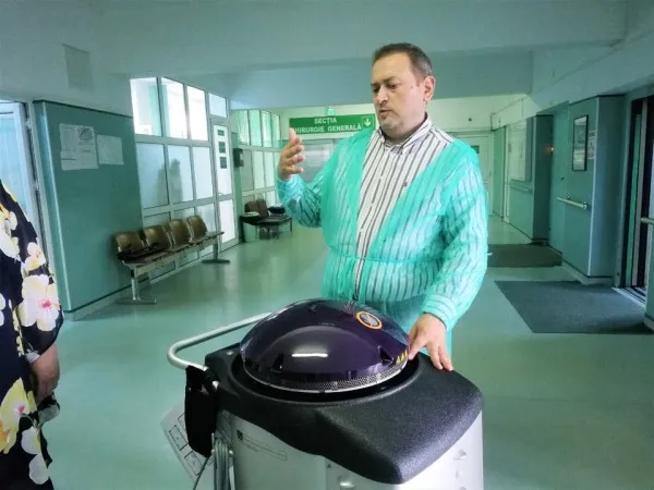 Spitalul din Făgăraş are roboţi care „luptă” cu infecţiile nosocomiale. Doar două spitale din Bucureşti mai au o astfel de aparatură