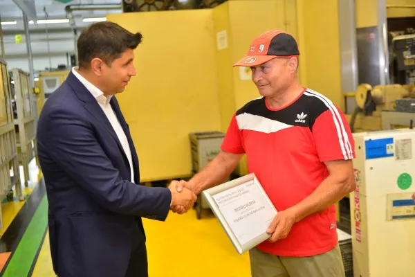 Schaeffler a angajat muncitorul nr. 5000. Angajatul cu nr. 1 încă mai lucrează la fabrica din Braşov