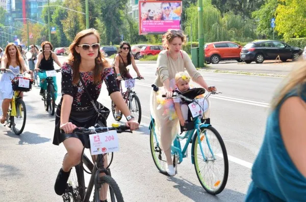 Relaxată, pasionată sau implicată. Parada frumoaselor pe bicicletă, sâmbătă, la Braşov