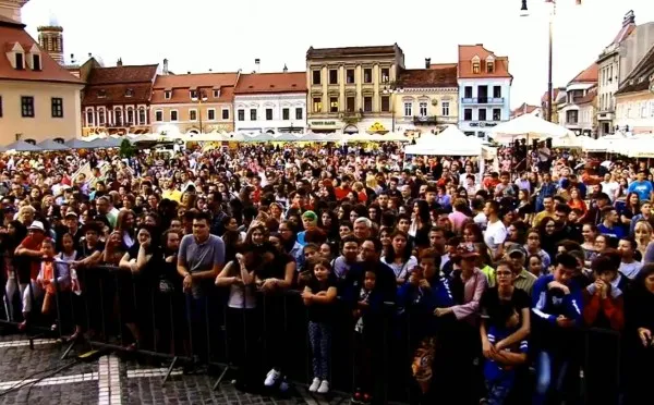 Aleea Cărţii, redeschisă în Piaţa Sfatului, odată cu cea de-a opta ediţie a fEstivalului de cArte şi muzică