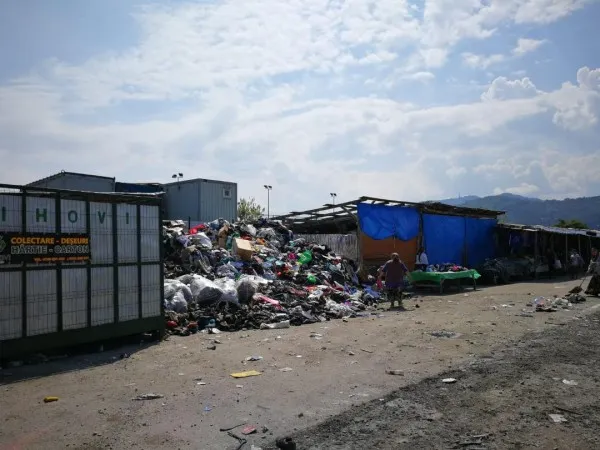 Somaţie la târgul de vechituri: Curăţenie până azi sau 25.000 de lei amendă