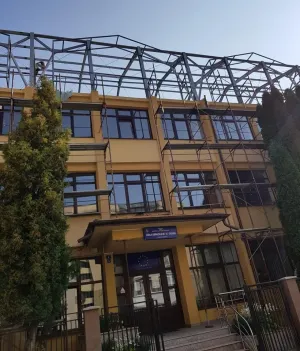 Trei şcoli şi o grădiniţă ar urma să fie extinse, ţinând cont că îşi desfăşoară activitatea „la înghesuială”