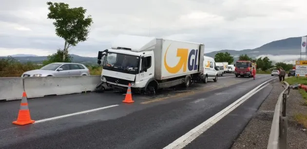 A intrat în separatoarele de sens de pe DN 1