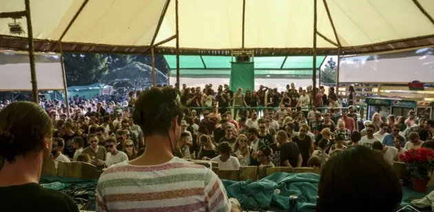 Trei bărbaţi, prinşi cu droguri de mare risc, la un festival din Poiană