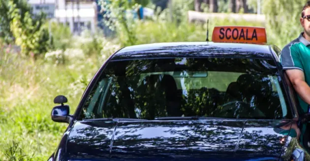 Instructor auto, beat la volan, dimineața la 7