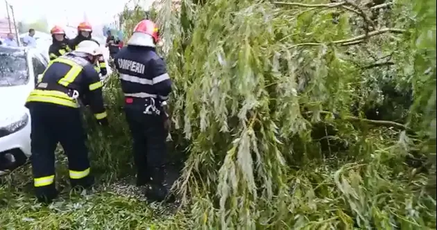 Vijelia de duminică a lăsat trei comune fără curent
