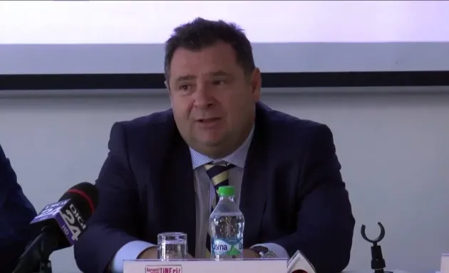 „Ăstuia care ridică praful pe aici îi dai 3.000 de lei?”