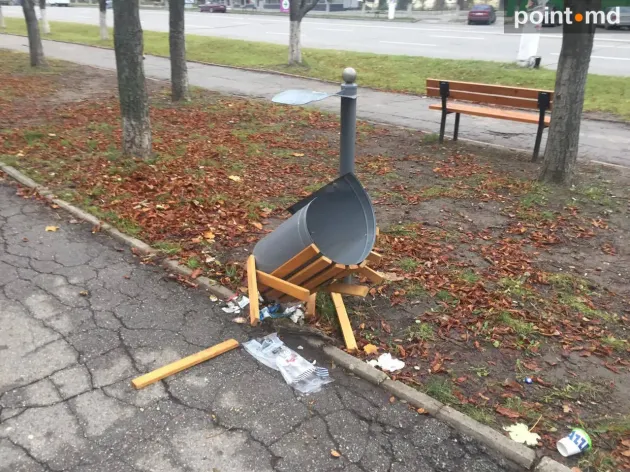 Primăria Braşov, dispusă să plătească cel mult 77.999 lei pentru repararea coşurilor de gunoi     
