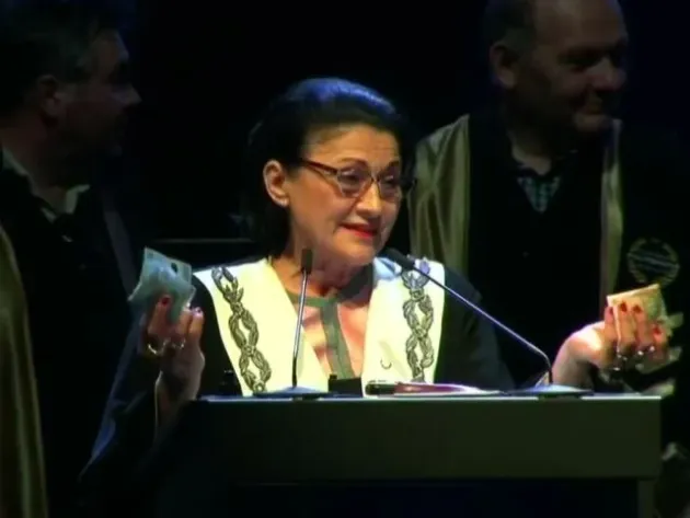 Ecaterina Andronescu a călcat banii în picioare 