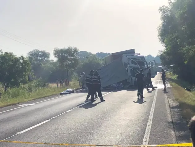 Accident mortal la Sâmbăta de Jos: Camionetă condusă de un tânăr, coliziune frontală cu un TIR