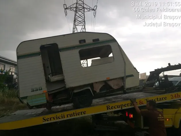 Rulotă abandonată, ridicată de la Piaţa Stupini