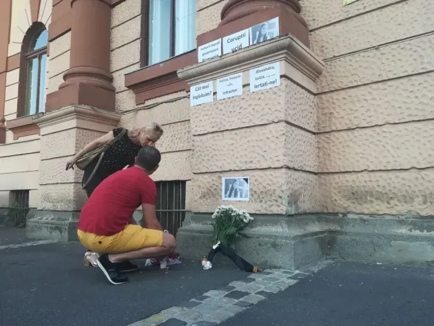 „Alexandra, Luiza... Iertaţi-ne”. Drama din Caracal a scos oamenii în stradă şi la Braşov