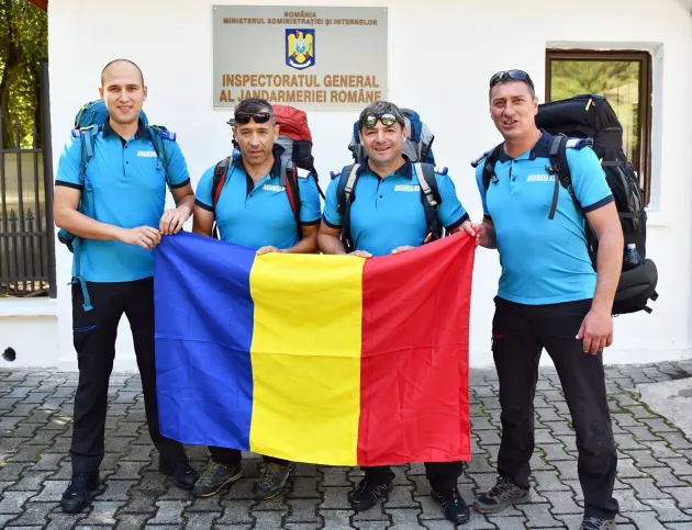 Patru jandarmi din Braşov vor arbora tricolorul în vârful Europei