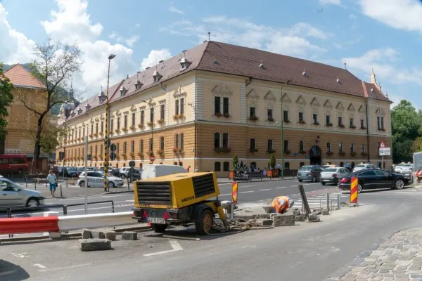 Primăria a început redesenarea trecerilor de pietoni de pe strada Iuliu Maniu. Una dintre zebre va fi lângă staţia RATBV de la Primărie 