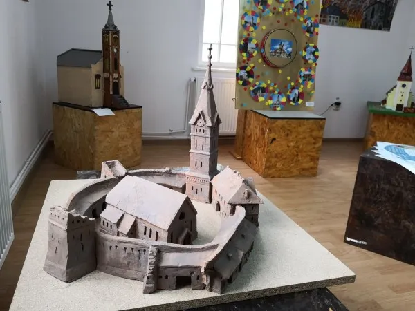 Bisericile cu turnuri cu ceas, din Ţara Bârsei, într-un joc educativ