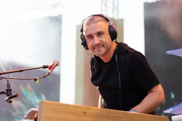 Zoli Toth şi Cantus Mundi deschid „Cerbul de Aur”