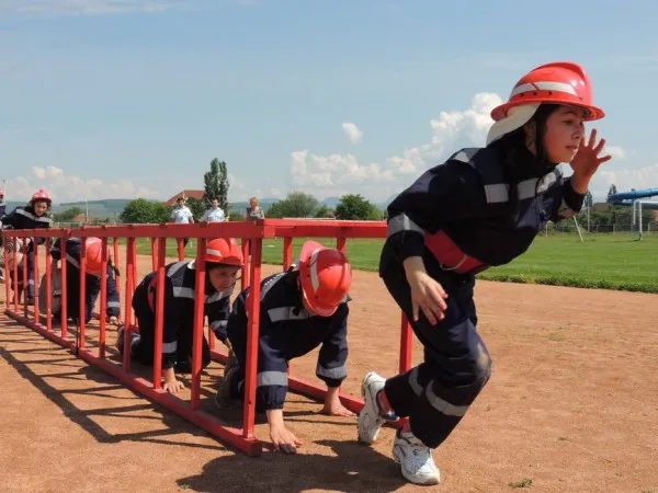 Premieră la şcoala de pompieri, care îşi deschide porţile şi pentru fete