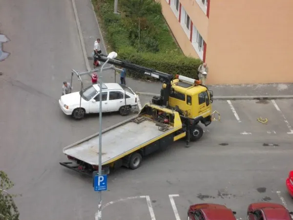 Problema maşinilor parcate neregulamentar, fără rezolvare de doi ani. Cele 800.000 de lei puse la bătaie nu au atras nici un ofertant