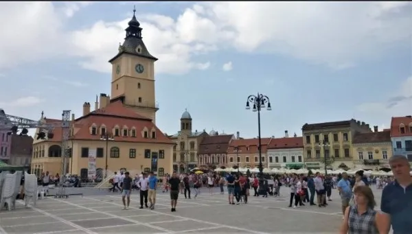 Din Roma, la Braşov. Decizia unei familii de români de a experimenta întoarcerea „acasă”. „Pentru cât timp, nu știm”