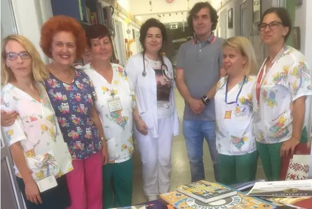 Mircea Cărtărescu a donat cărţi Spitalului de Copii Braşov