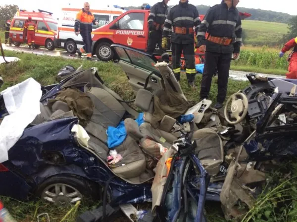 Imagini terifiante, pe DN13: Aproape nimic n-a rămas dintr-o maşină cu 5 oameni