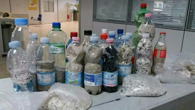 Un cuplu a furat nisip de pe o plajă şi riscă 6 ani de închisoare