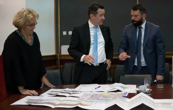 Pentru ca muncitorii care reabilitează Colegiul Naţional de Informatică să îşi facă treaba este nevoie de intervenţii la nivel de... ambasade