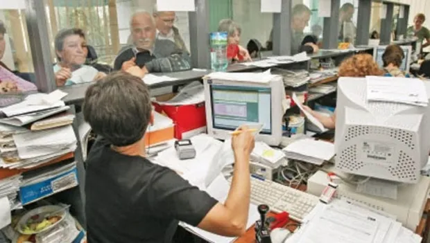Un funcţionar public câştigă, în medie, cu 58% mai mult decât angajaţii din restul economiei