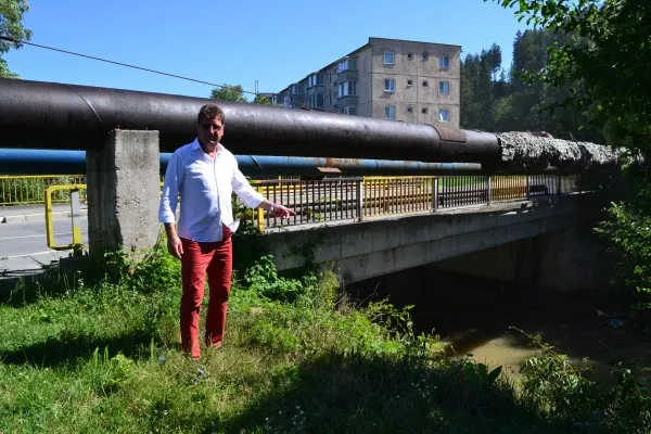Râşnovul va fi primul oraş din România care va testa un sistem mecanizat de strângere a gunoaielor din apă