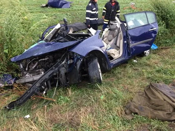 Imagini terifiante, pe DN13: Aproape nimic n-a rămas dintr-o maşină cu 5 oameni
