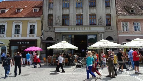 Bucătăria unui local din Piaţa Sfatului a fost închisă. „Acolo neregulile sunt repetate”