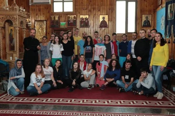 Sute de tineri, în procesiunea de la ceas de noapte, vineri, pe străzile Braşovului